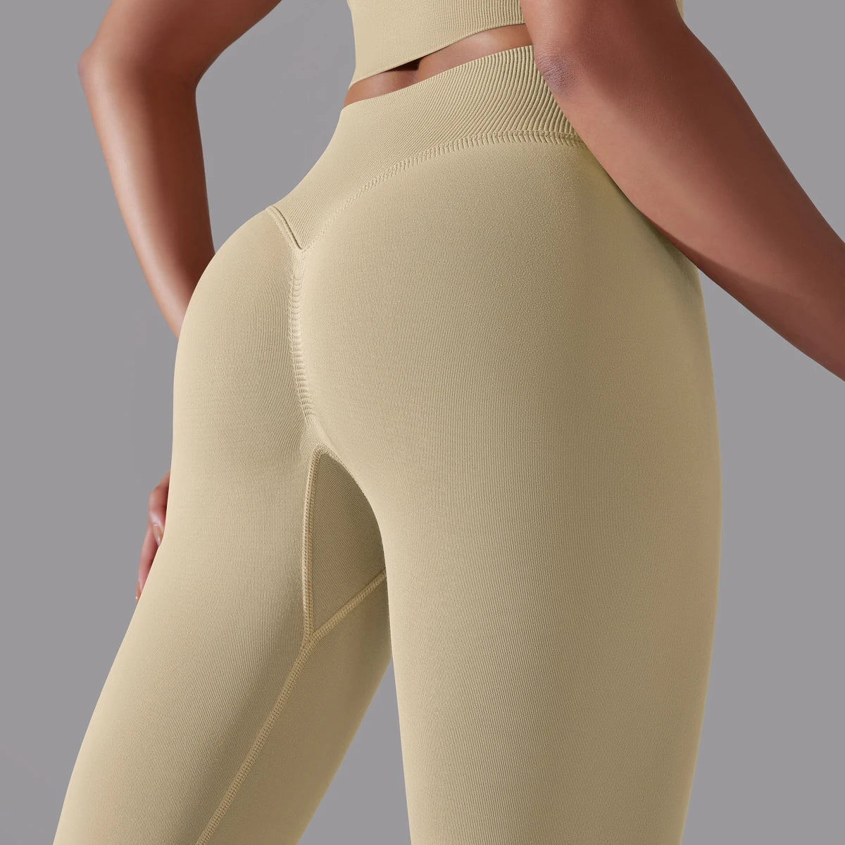Nahtlose Yoga-Hose, hohe Taille, hellbeige, Detailansicht der Gesäßpartie