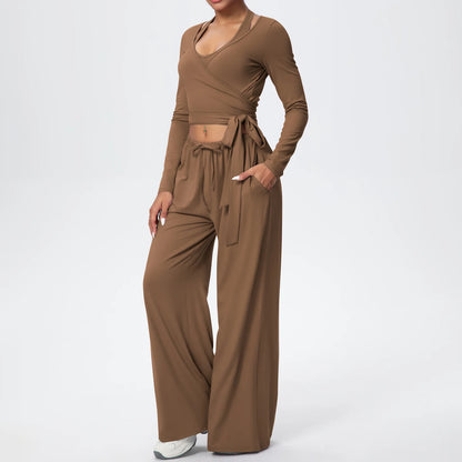 Braunes Yoga-Set mit Wickeloberteil, kurzem Saum und weiter Hose mit Bindegurt