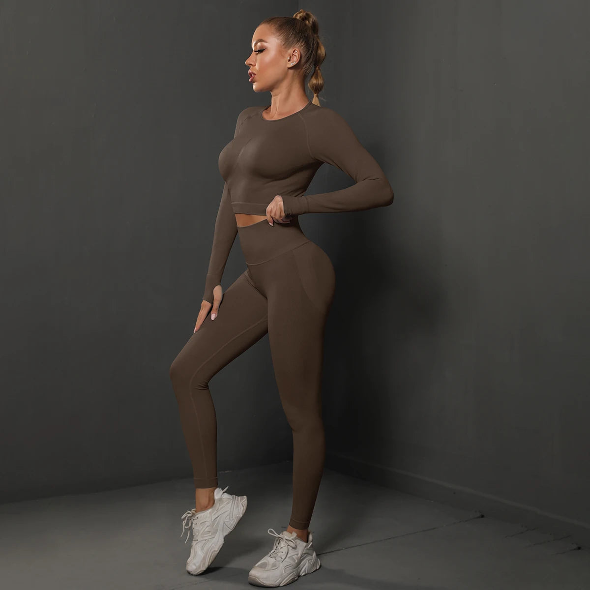 Nahtloses Yoga-Set mit Crop-Top und High-Waist-Leggings, schokoladenbraun