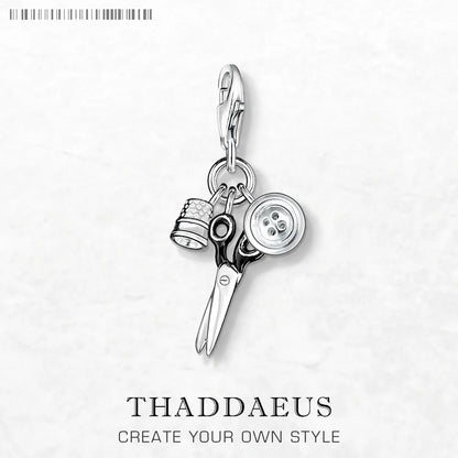 Charm-Anhänger aus 925er Sterlingsilber mit Schere und Knopf im Detail