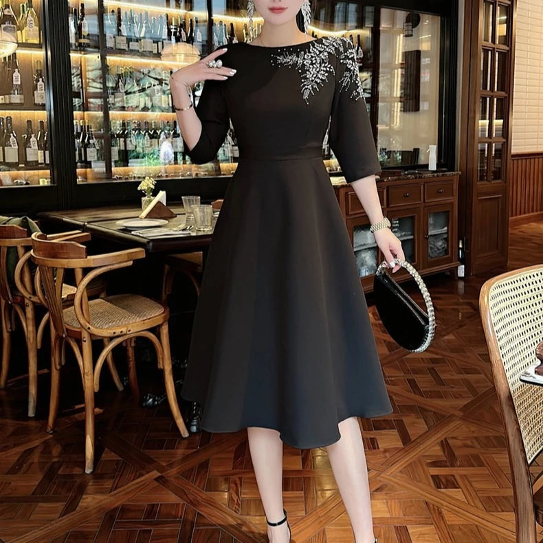 Elegantes Damenkleid mit quadratischem Ausschnitt, halblangen Ärmeln und Pailletten-Patchwork-Design – ideal für besondere Anlässe.