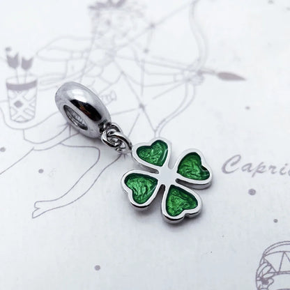 Grüner Kleeblatt-Charm-Anhänger aus Sterlingsilber auf Schmuckkarte