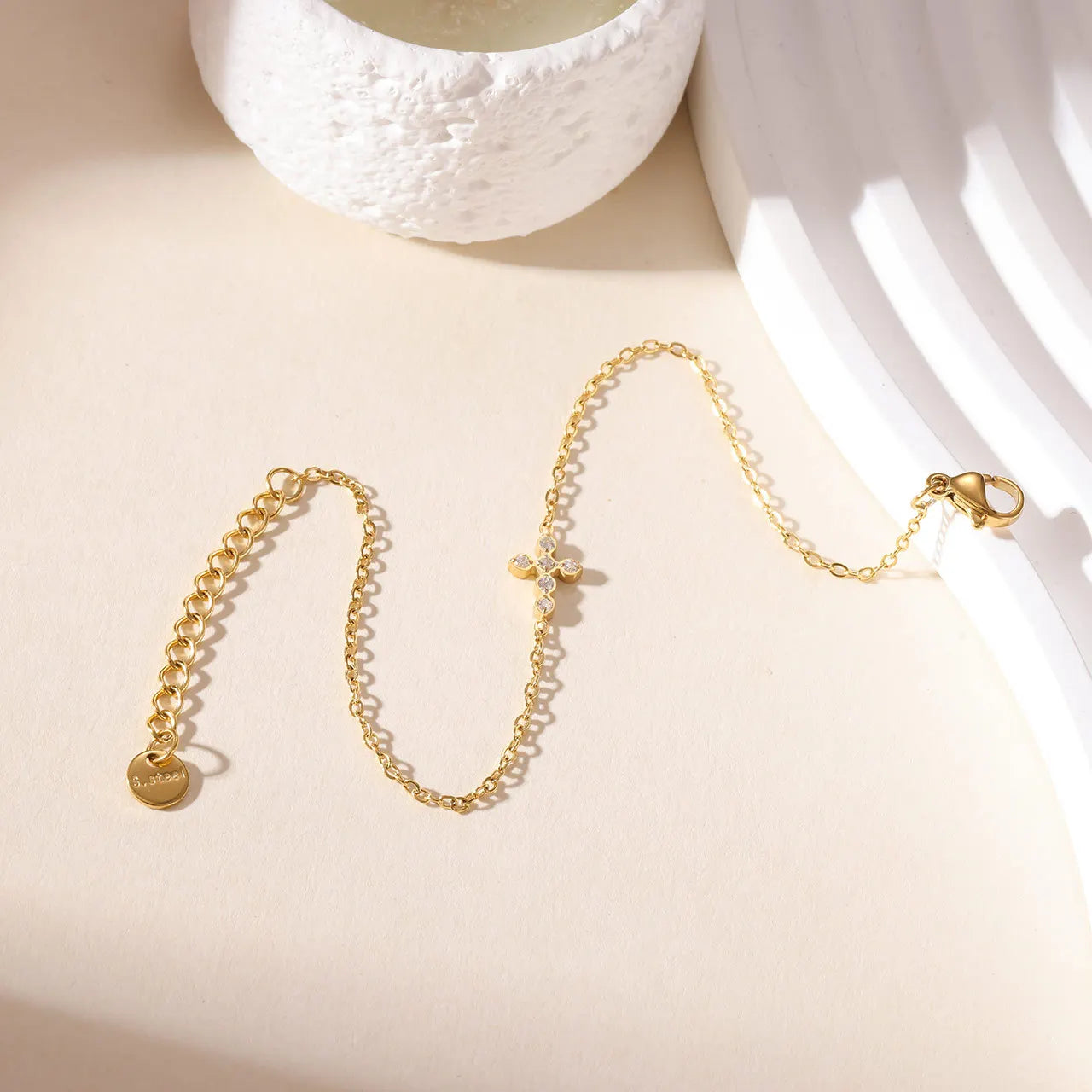 OBEAR 18K vergoldetes Edelstahl-Armband mit zierlichem Kreuz, Micro-Pavé-Armband mit kubischen Zirkonia, minimalistischer Schmuck, Geschenk für Frauen