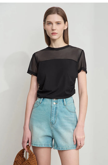 Damen T-Shirt im minimalistischen Sommerstil mit Rundhalsausschnitt und figurformendem Schnitt