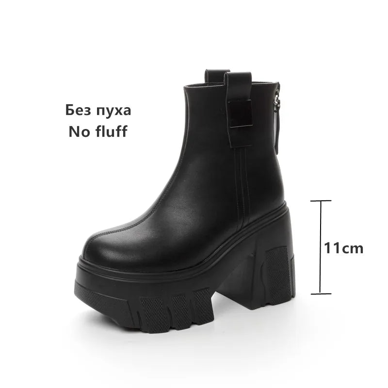 Schwarze Stiefeletten mit Blockabsatz und dicker Profilsohle, seitlicher Riemen am Knöchel