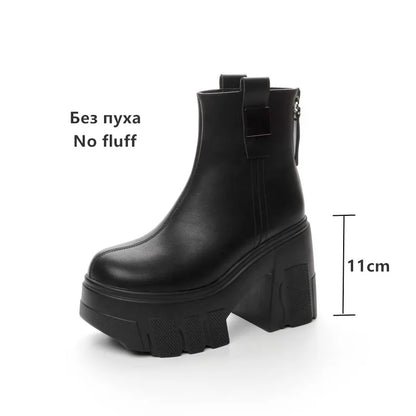Schwarze Stiefeletten mit Blockabsatz und dicker Profilsohle, seitlicher Riemen am Knöchel