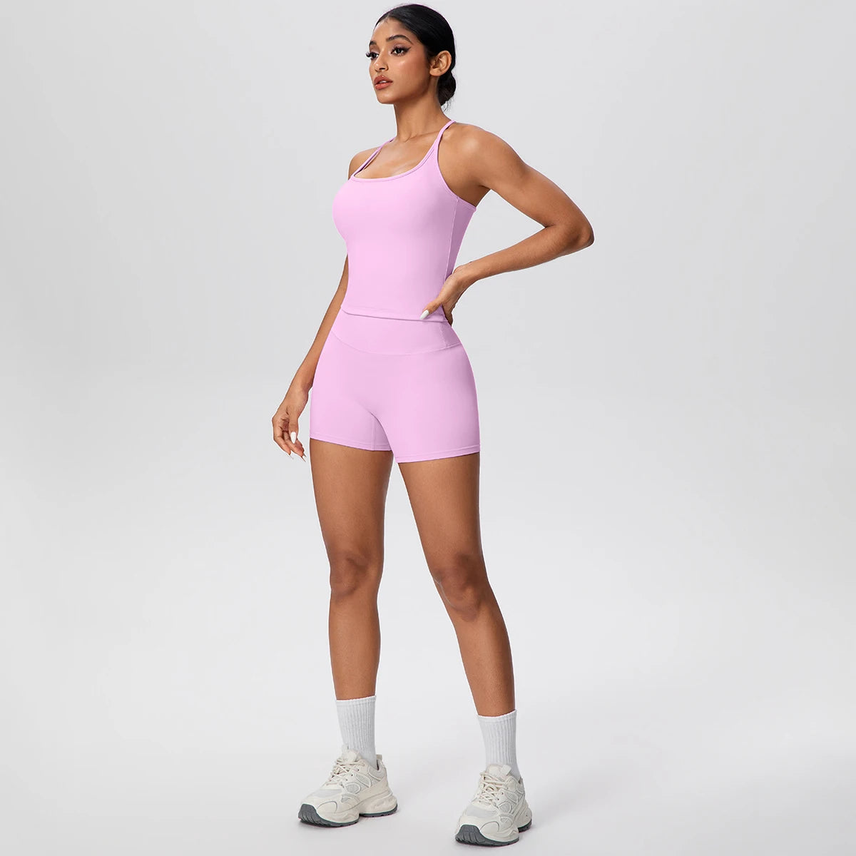 Rosa Yoga-Set mit ärmelloser Weste und High-Waist-Shorts, 3/4-Ansicht