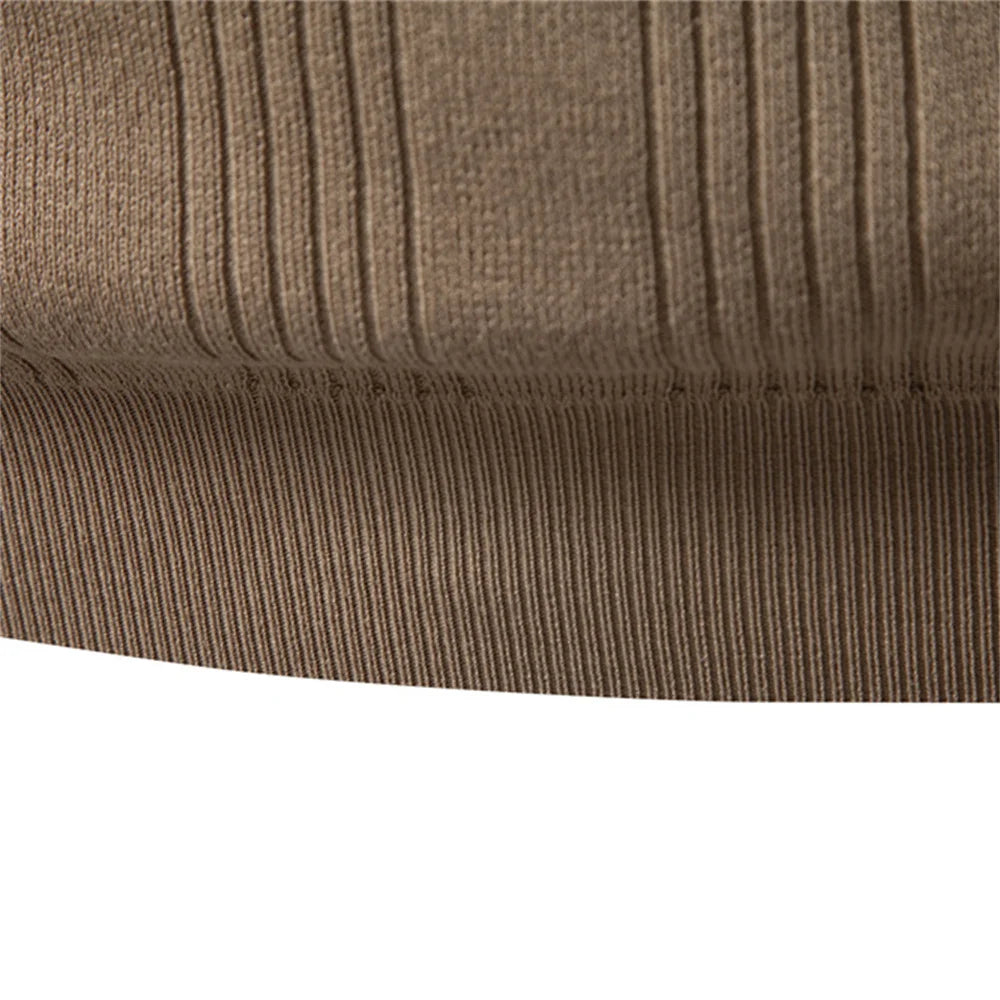 Rippbund am Saum des Henleyshirts in Khaki mit gestreifter Strickstruktur