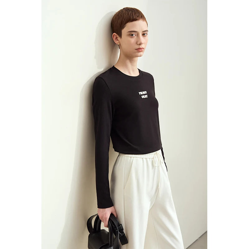 Damen T-Shirt mit minimalistischem Design und gesticktem Brief für den Herbst