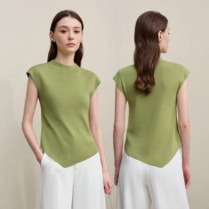 Grünes Stricktop mit Stehkragen, kurzarm und asymmetrischem Saum, slim geschnitten
