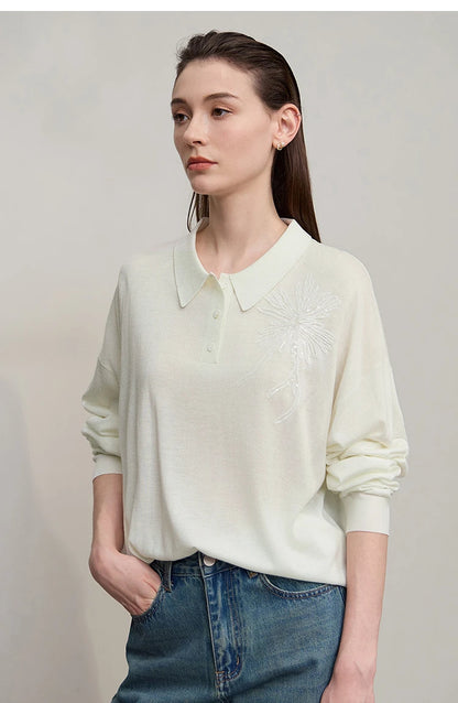 Damenpullover Offweiß mit Polokragen, Knopfleiste und dezenter Stickerei