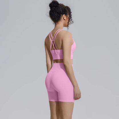 Rosa Yoga-Set für Damen von hinten: gekreuzte Rückenträger und Shorts