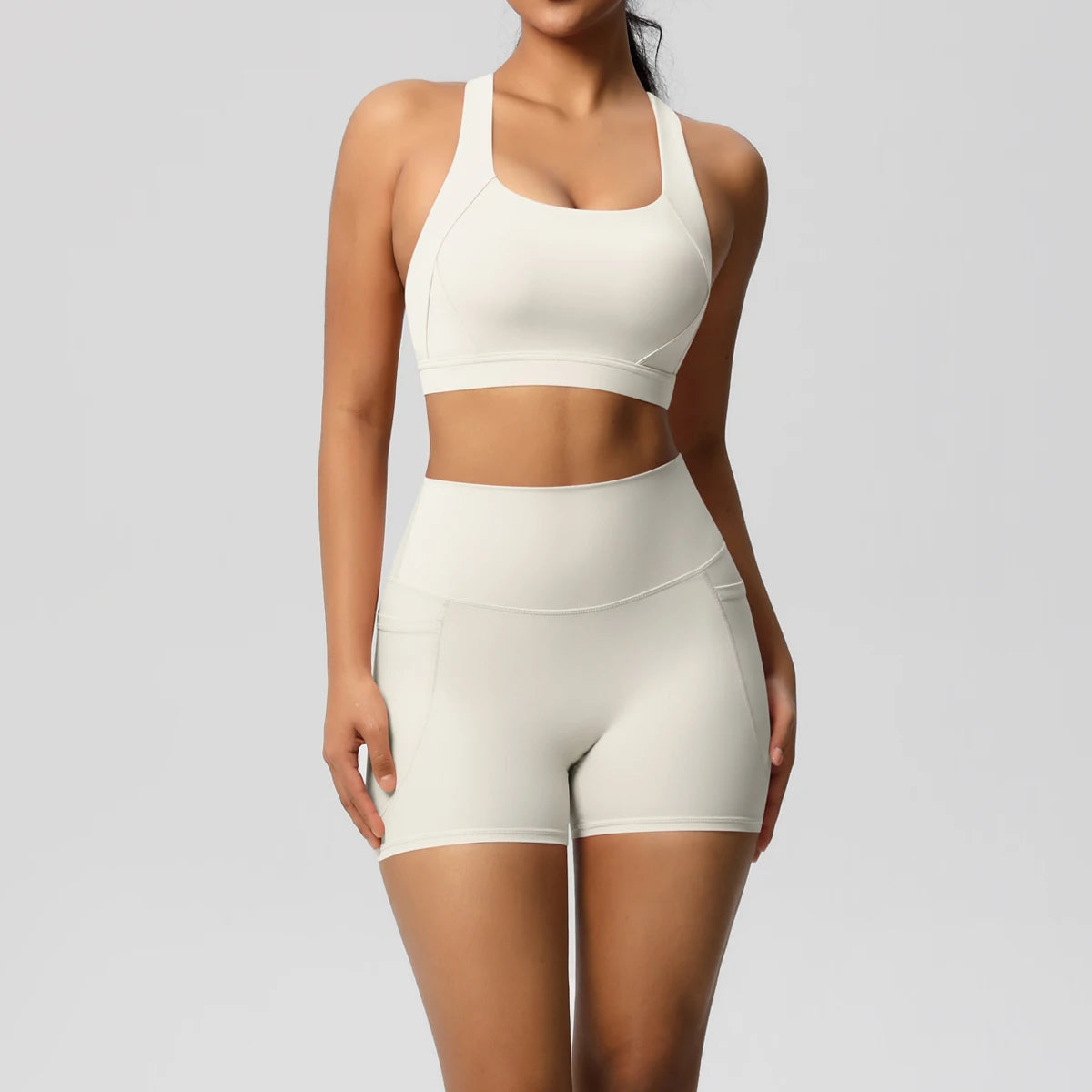 Damen Yoga-Set mit Sport-Bustier und Shorts, hell
