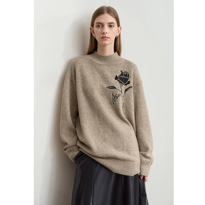 Beiger Damenpullover mit Rundhalsausschnitt und schwarzer Rosen-Stickerei, locker sitzend