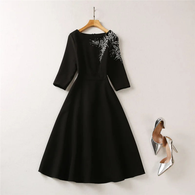 Elegantes Damenkleid mit quadratischem Ausschnitt, halblangen Ärmeln und Pailletten-Patchwork-Design – ideal für besondere Anlässe.