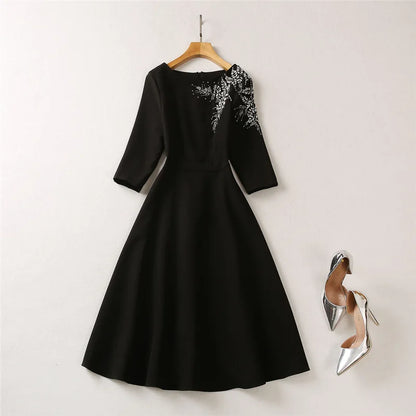 Elegantes Damenkleid mit quadratischem Ausschnitt, halblangen Ärmeln und Pailletten-Patchwork-Design – ideal für besondere Anlässe.