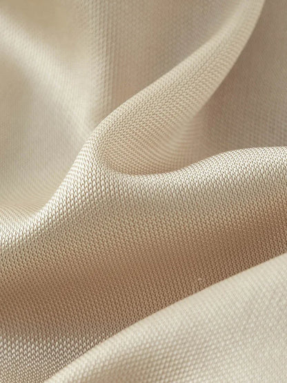 Kurzärmlige Bluse im minimalistischen Stil mit Wickeldesign und Kontrastnähten in Schwarz-Weiß – sommerlich elegant