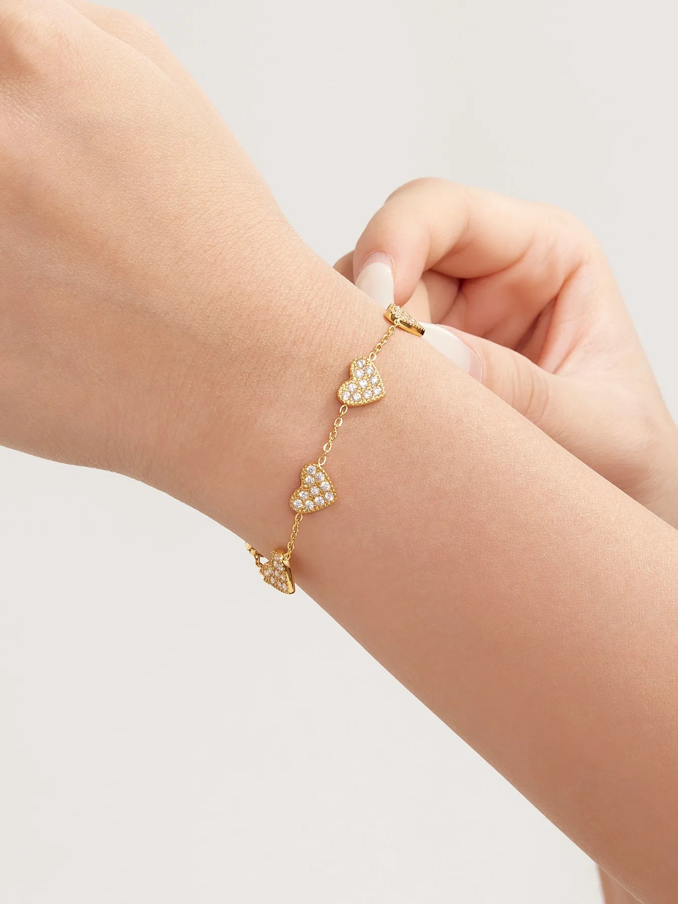 Damen-Charm-Armband mit Herzschleife und Zirkonia