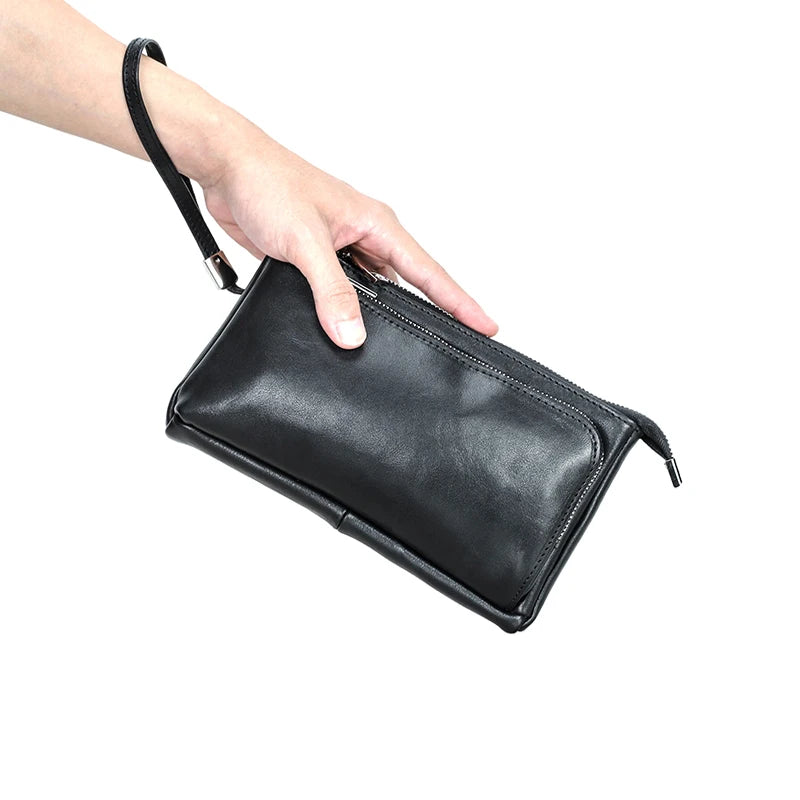 Herrenhandtasche aus schwarzem Leder mit Reißverschluss, kurzem Riemen, Frontnaht
