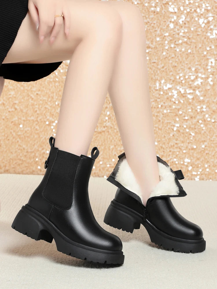 Damen-Chelsea-Boots in Schwarz mit kurz angesetztem Kunstfell am Schaft und Profilsohle