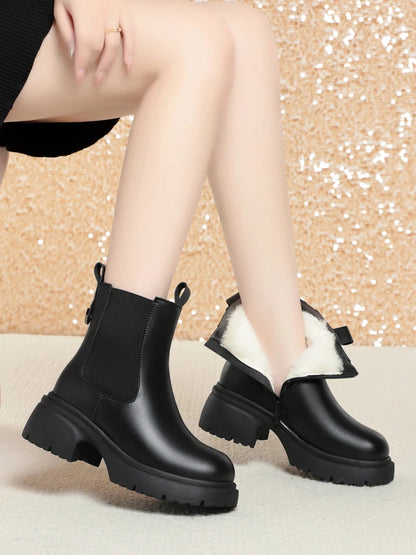 Damen-Chelsea-Boots in Schwarz mit kurz angesetztem Kunstfell am Schaft und Profilsohle