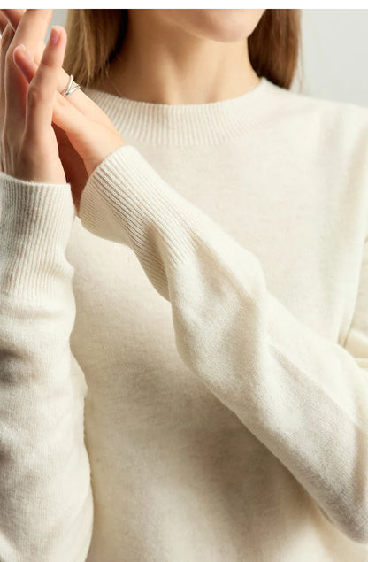 Cremefarbener Damenpullover mit Stehkragen und langen Ärmeln, Rippenstrick