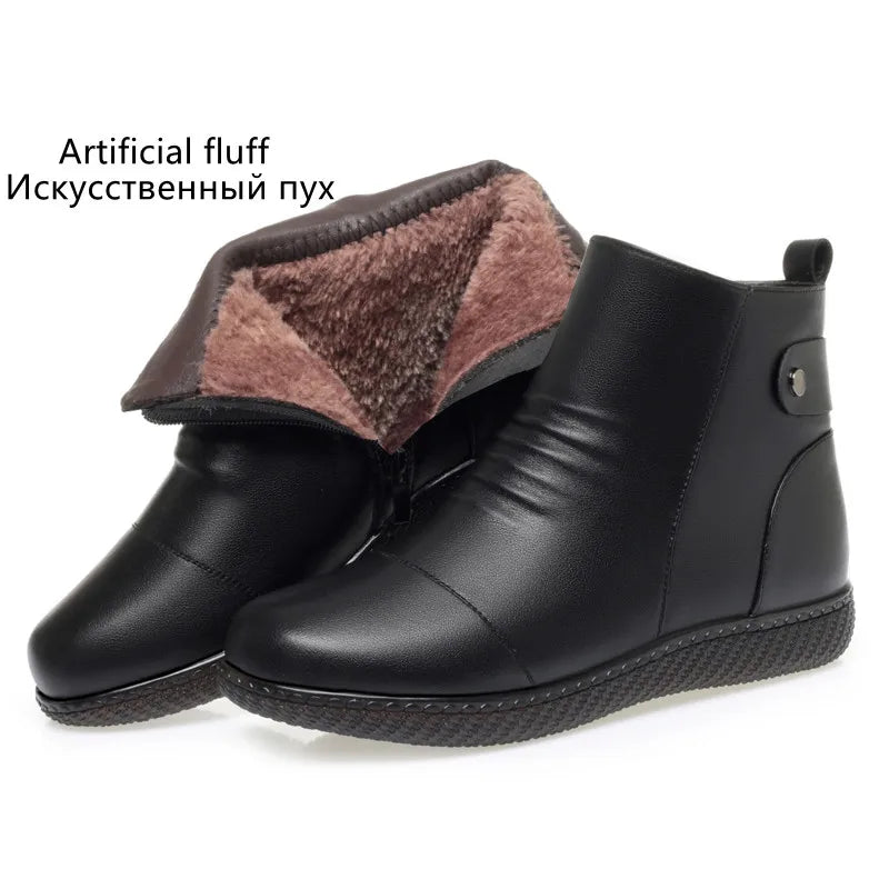 Schwarze Winterstiefelette mit braunem warmem Futter, kurzer Schaft, griffige Laufsohle