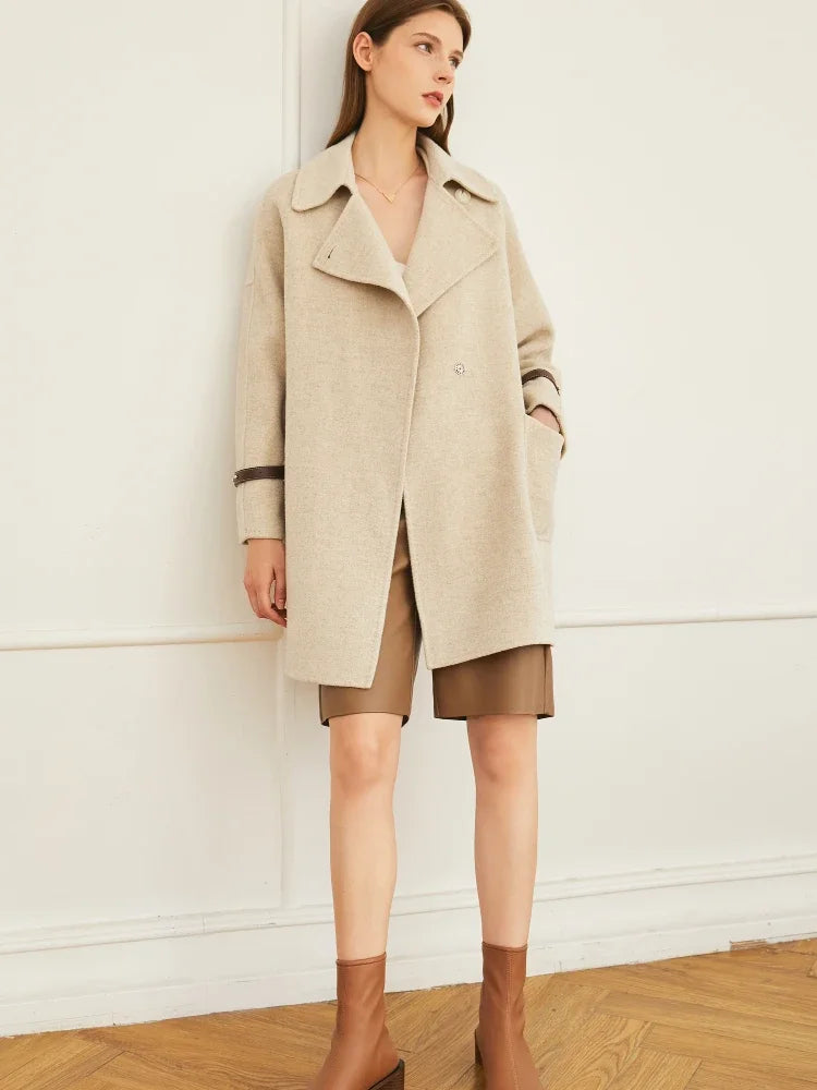 Damen Wollmantel im minimalistischen Stil mit braunem Gürtel und langen Ärmeln