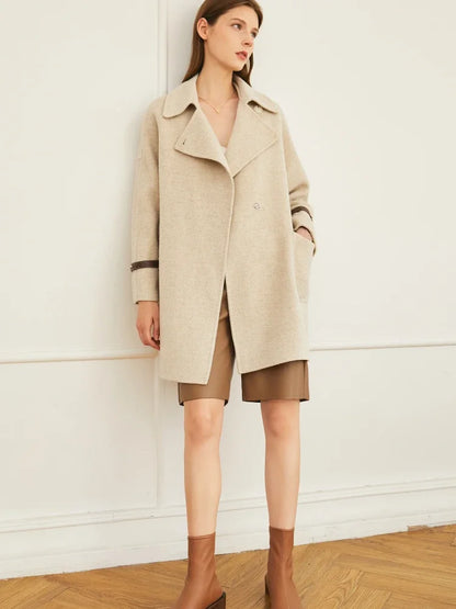 Damen Wollmantel im minimalistischen Stil mit braunem Gürtel und langen Ärmeln