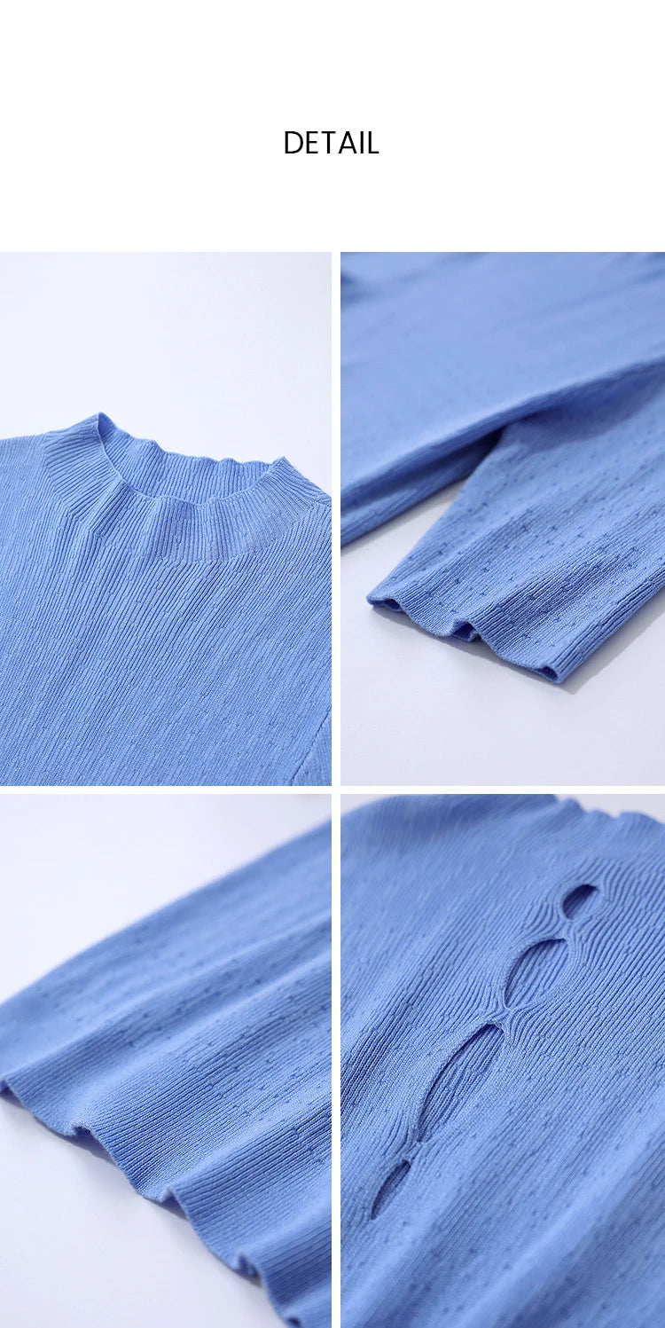 Detailansicht: blauer Strickstoff mit Lochmuster und Reliefstruktur