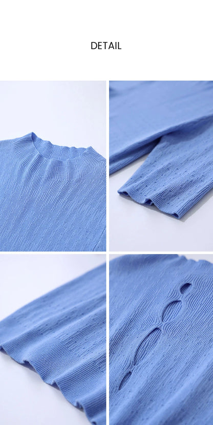 Detailansicht: blauer Strickstoff mit Lochmuster und Reliefstruktur