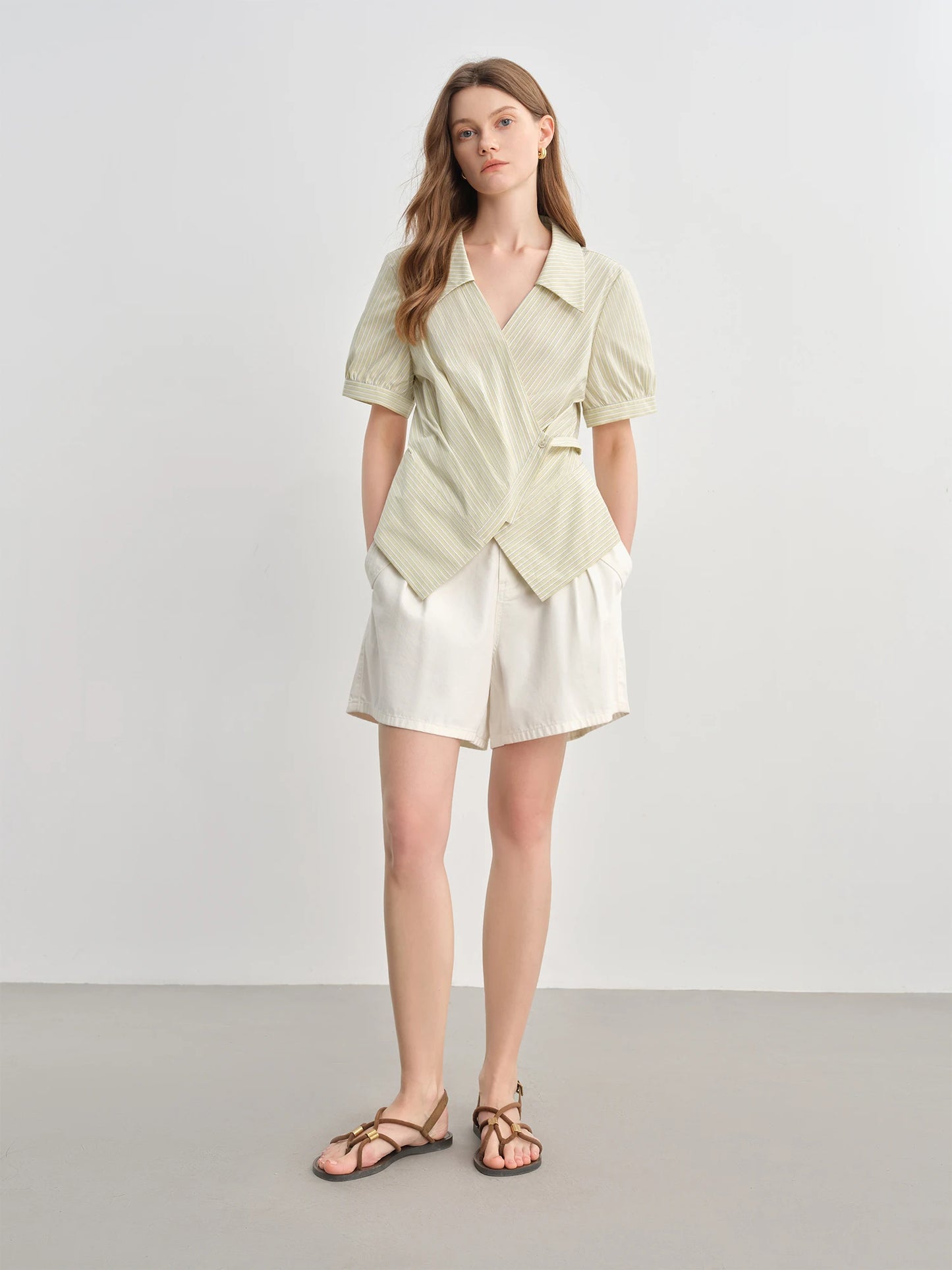 Kurvenbetonende Damen Wickelbluse mit V-Ausschnitt – Luftiges Sommer-Design mit Streifen für Büro & Freizeit