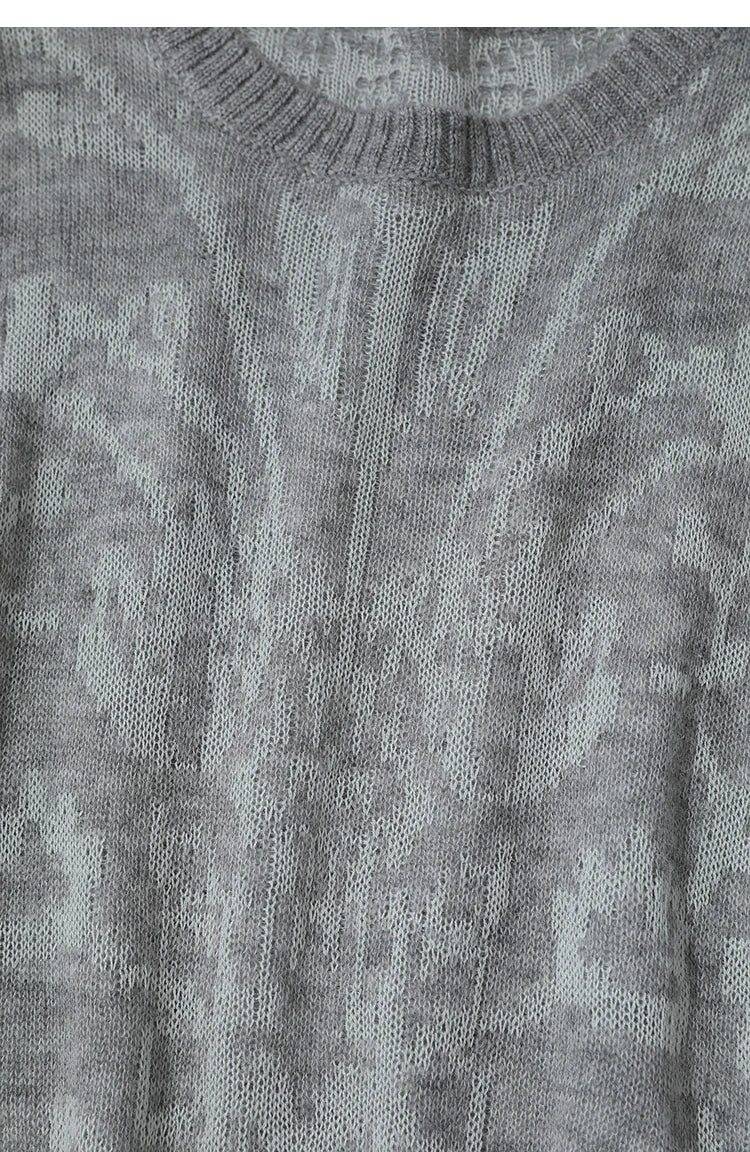 Damenpullover Vorderdetail: grauer Strick mit Jacquard-Muster und Rundhalsausschnitt