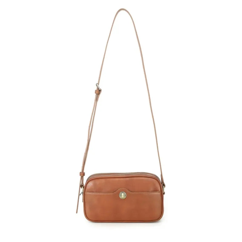 Kleine Schultertasche aus Leder in Karamellbraun mit langen Schulterriemen und Reißverschluss