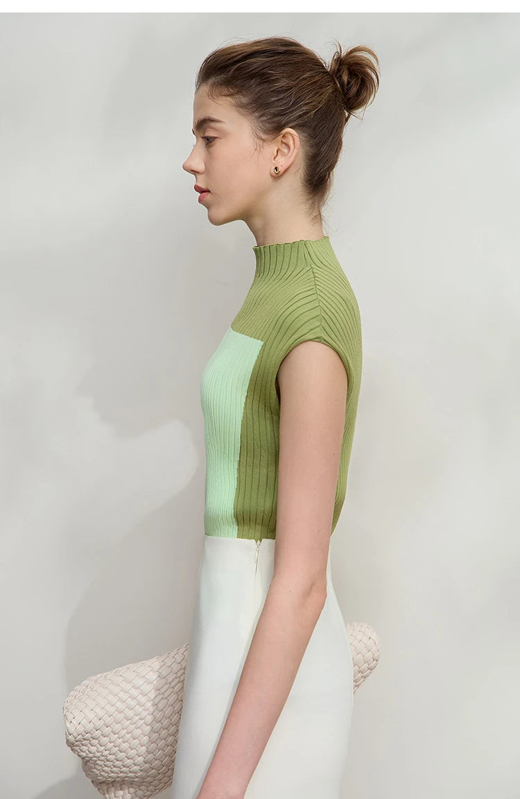 Damen-Ärmelloser Strickpullover Salbeigrün mit Halb-Rollkragen, seitliche Ansicht