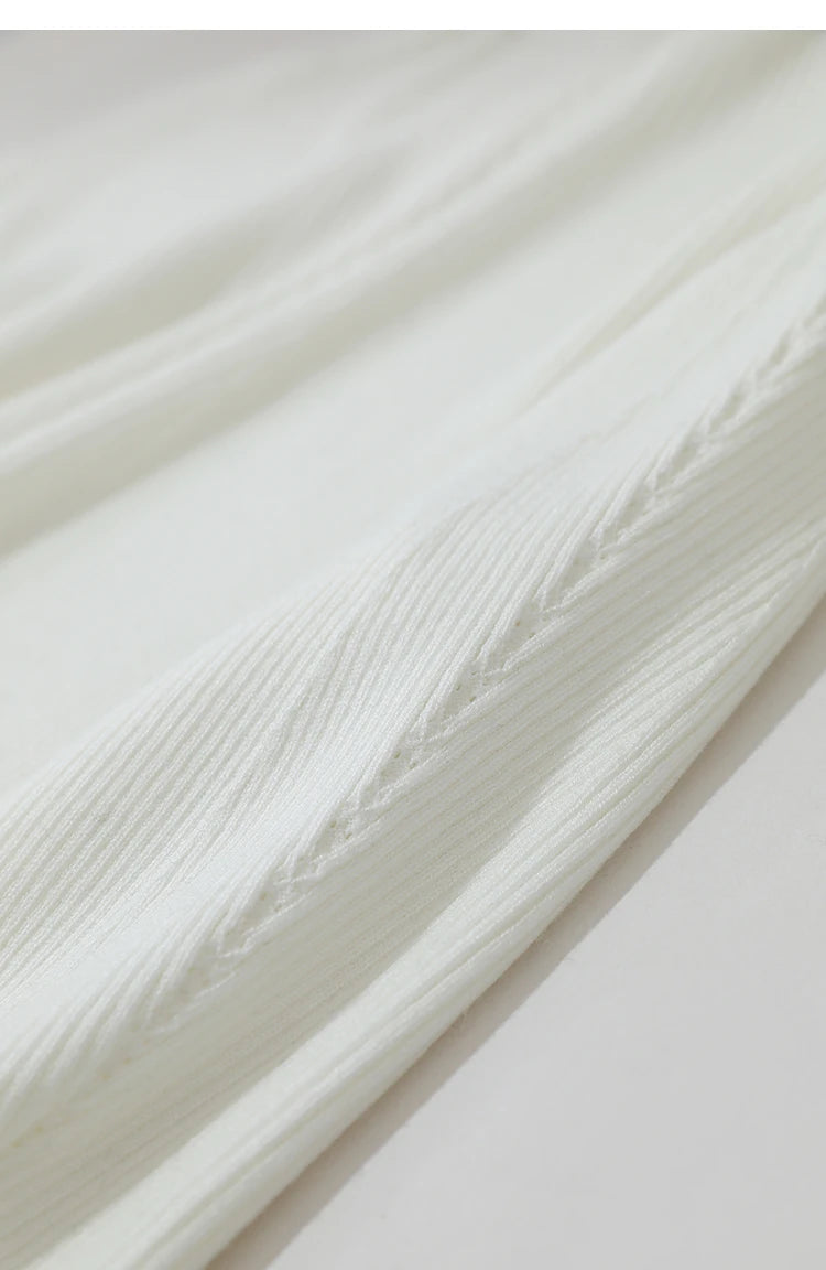 Amii Rollkragen-Pullover, hellbeiger Rippstrick mit feinen Linien und Naht