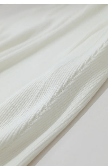 Amii Rollkragen-Pullover, hellbeiger Rippstrick mit feinen Linien und Naht
