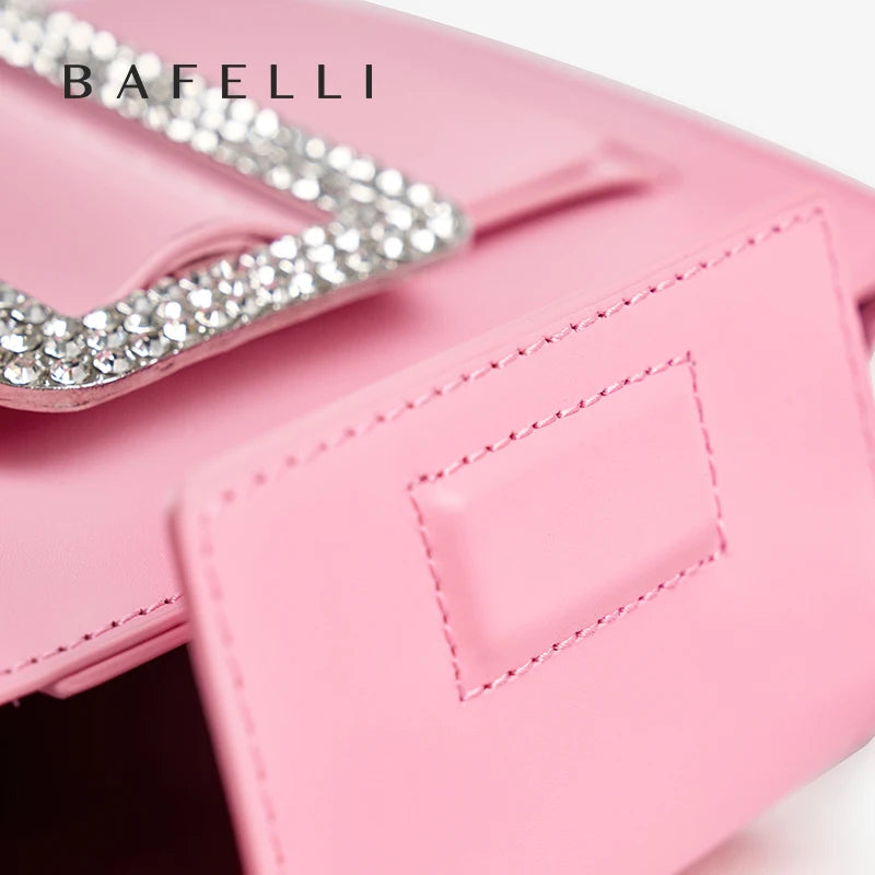 Nahaufnahme: Rosa Abendhandtasche aus echtem Leder mit silbernem Schmuckband und Ziernähten