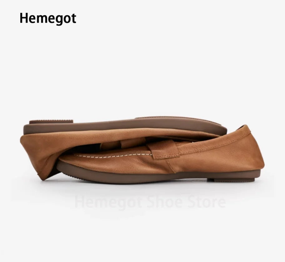 Herren-Loafer aus hellbraunem Leder im Seitenprofil mit flacher Sohle