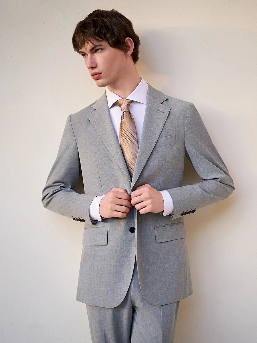 Schlanker Herren-Blazer im klassischen europäischen Stil mit hellbraunem Karomuster – ideal für Hochzeiten und formelle Anlässe
