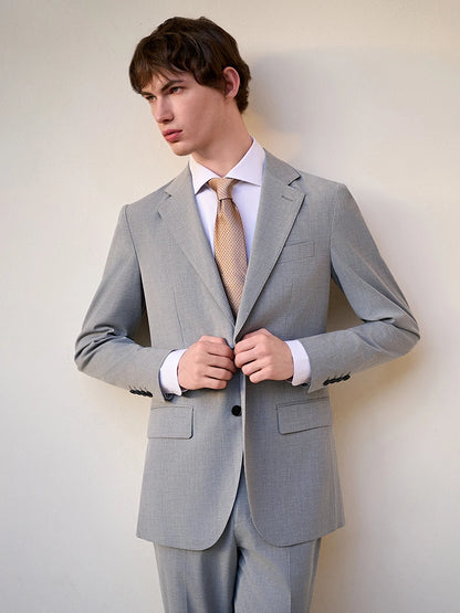 Schlanker Herren-Blazer im klassischen europäischen Stil mit hellbraunem Karomuster – ideal für Hochzeiten und formelle Anlässe