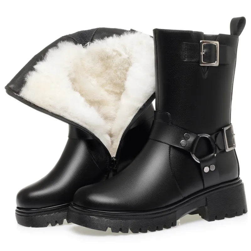 Schwarze Winterstiefel Nahansicht: Fellfutter, Schnallendetail am Schaft und profilierte Laufsohle