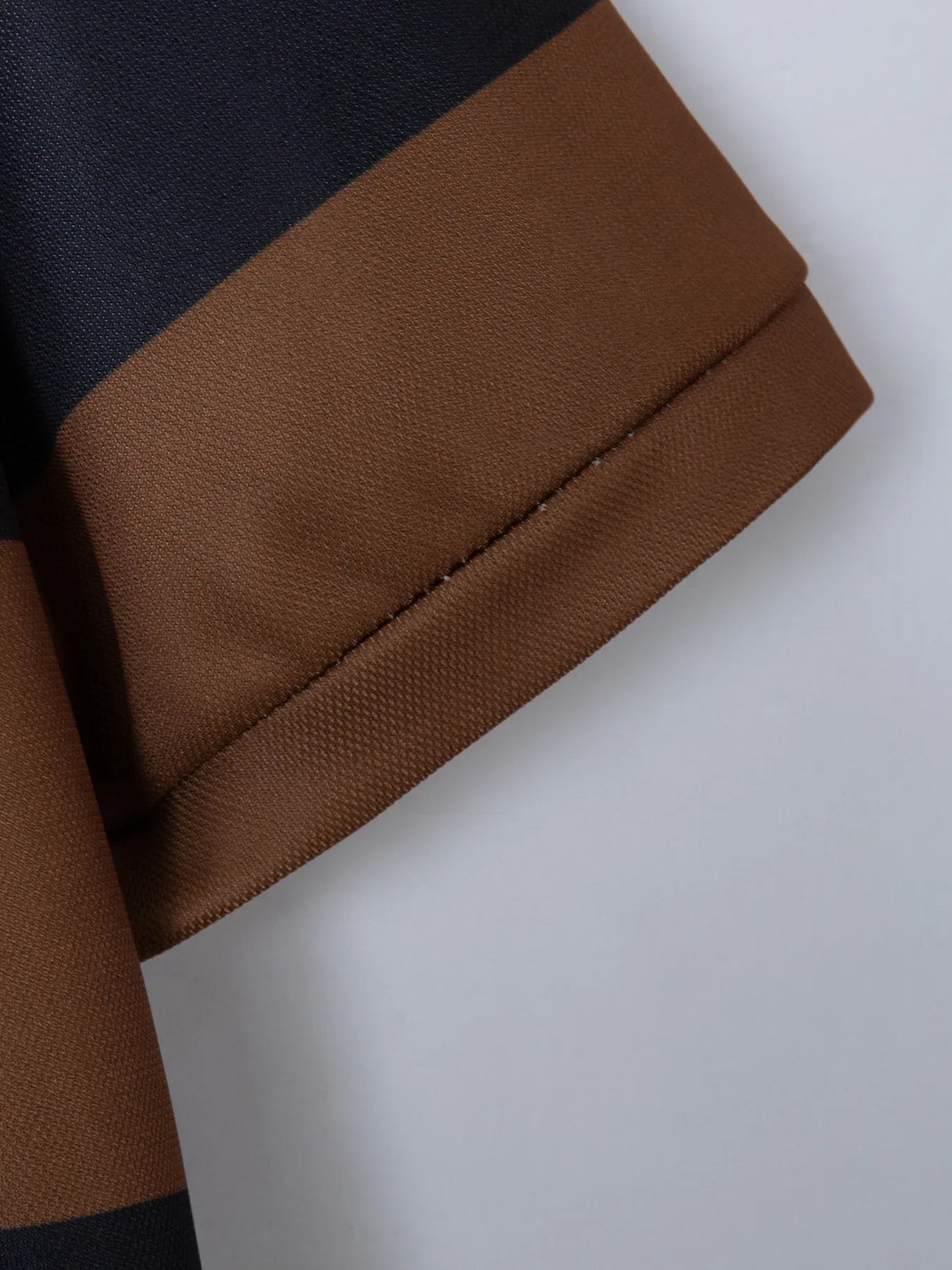 Herren-Poloshirt mit bedrucktem Revers und Knopfleiste – vielseitiges Business-Shirt im Colorblock-Design