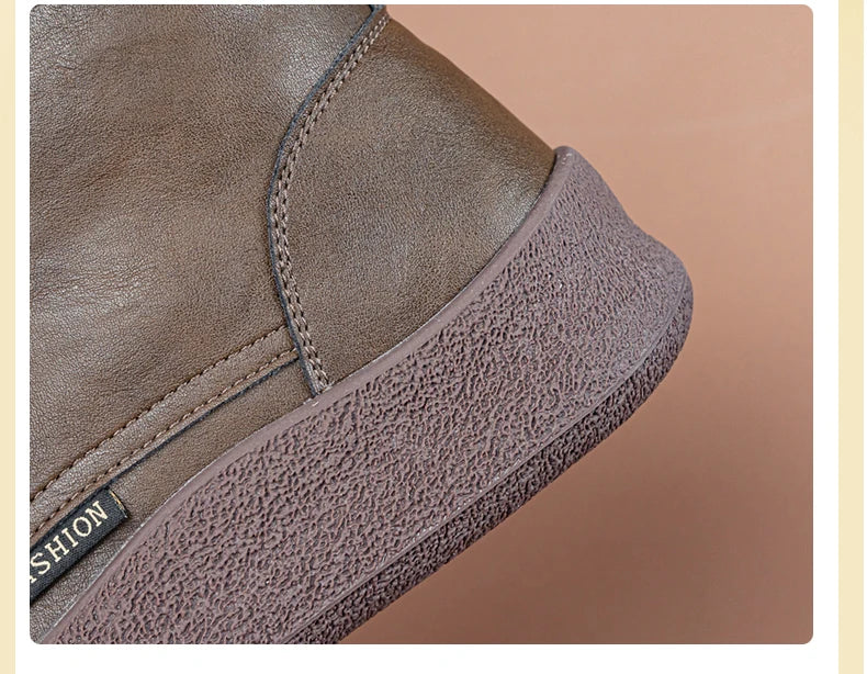 AIYUQI Damen-Stiefeletten, braun, Nahaufnahme Naht am Schaft und Profilsohle