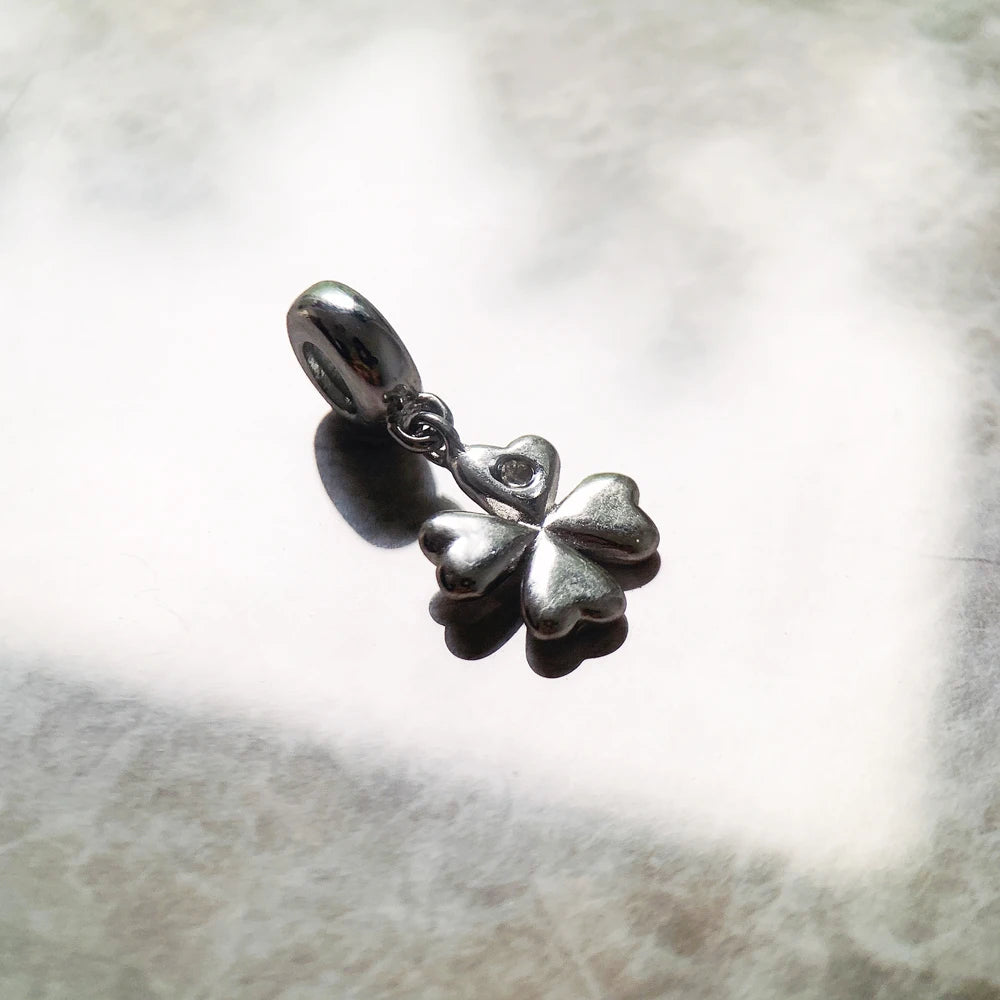 Vierblatt-Klee Charm-Anhänger aus silberfarbenem Metall