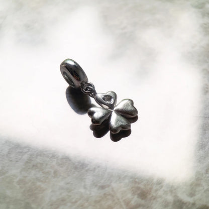 Vierblatt-Klee Charm-Anhänger aus silberfarbenem Metall