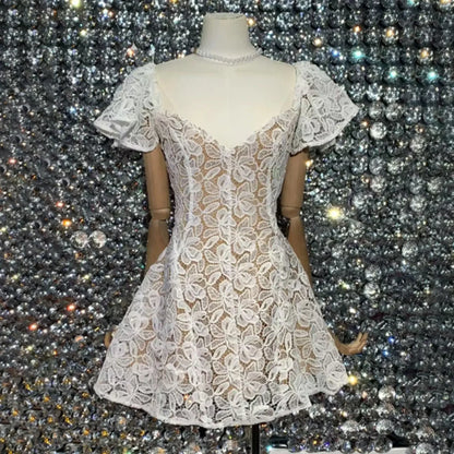 Elegantes Damenkleid mit Rundhalsausschnitt, kurzen Ärmeln und Pailletten-Patchwork-Design – ideal für besondere Anlässe.