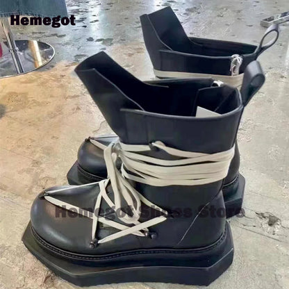 Paar Herren-Schnürstiefeletten, hoher Schaft, runde Kappe, dicke Sohle, schwarze Optik, Kreuzschnürung