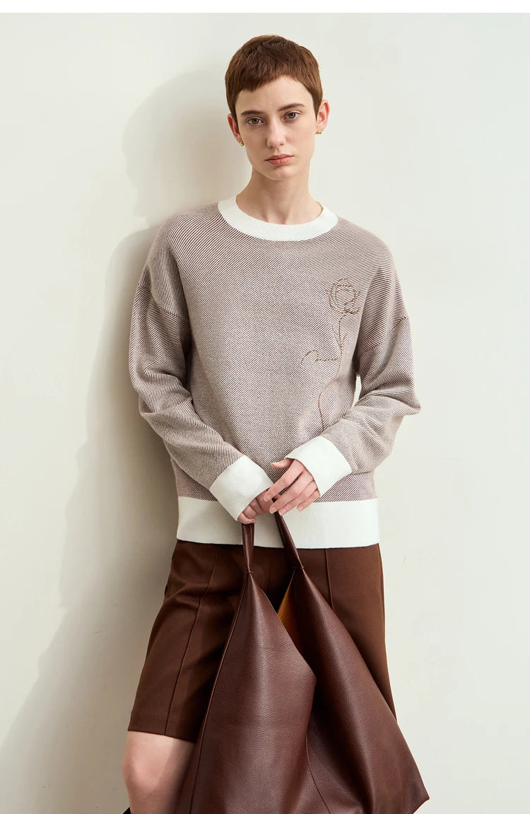 Pullover mit Rundhalsausschnitt, grauem Strick, Kontrastbund und Rosenstickerei vorne