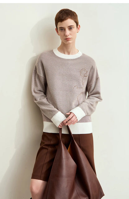 Pullover mit Rundhalsausschnitt, grauem Strick, Kontrastbund und Rosenstickerei vorne
